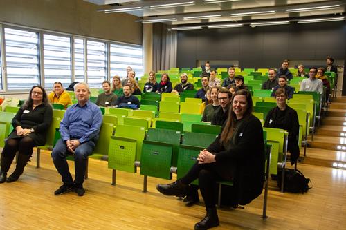 Prof. Dr. Manfred Wojciechowski (Mitte), Vizepräsidenten für Forschung und Transfer der HSD, tauschte sich am Tag der Promotion mit Promovierenden, deren Betreuer'innen sowie Promotionsinteressierten über ihre Vorhaben aus. Foto: HSD 